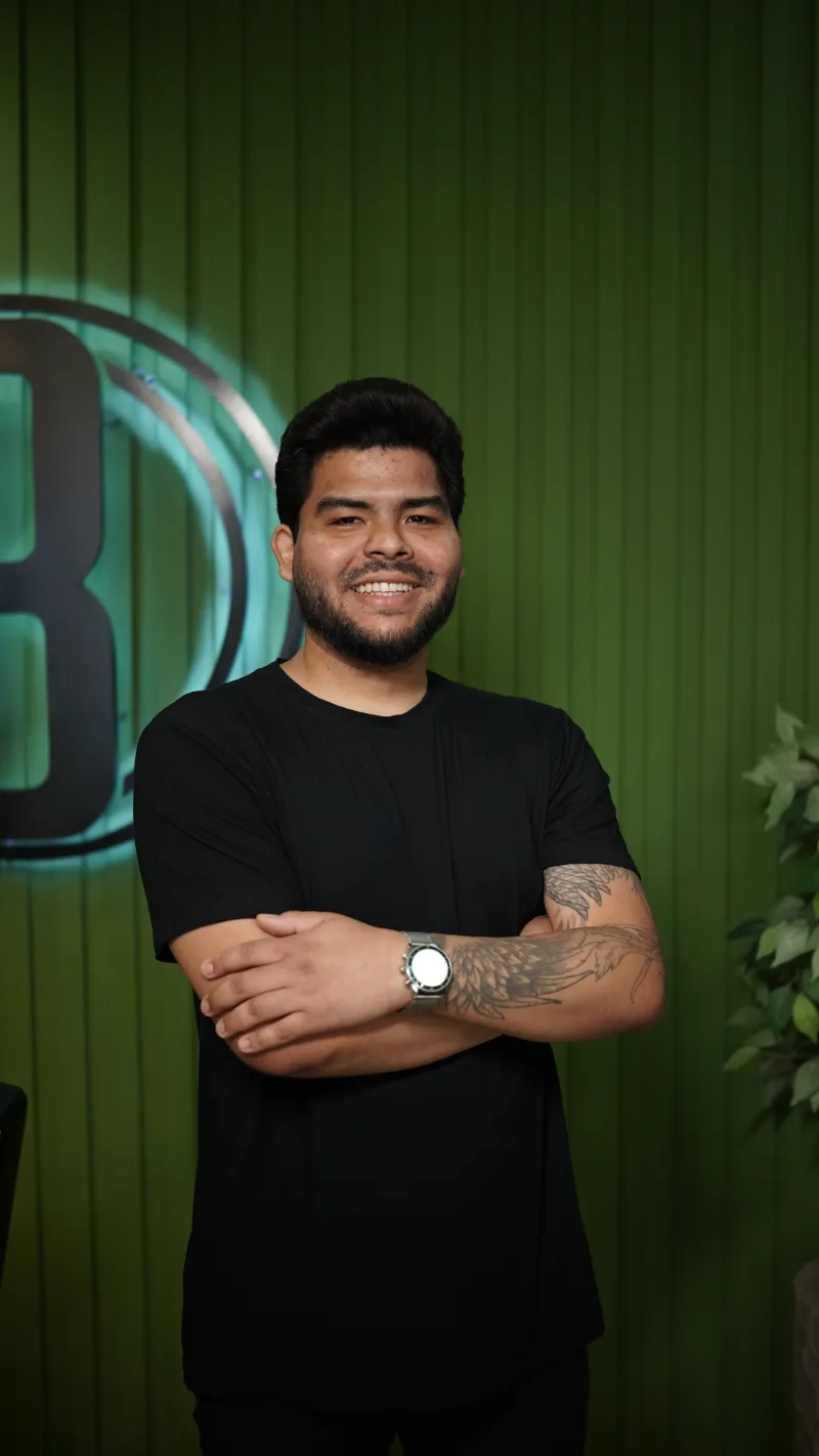 Davi, fundador e visagista da Brooklyn Barbearia