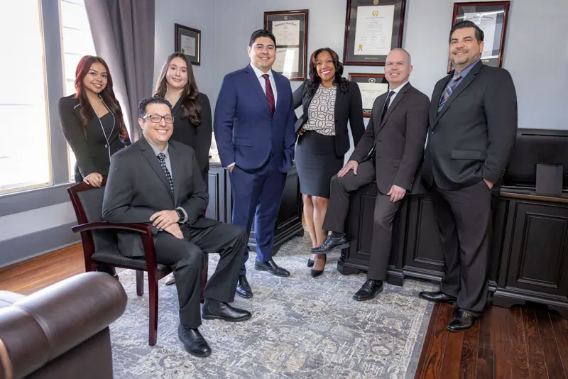 El equipo de Puente Law Firm en la oficina de Dallas